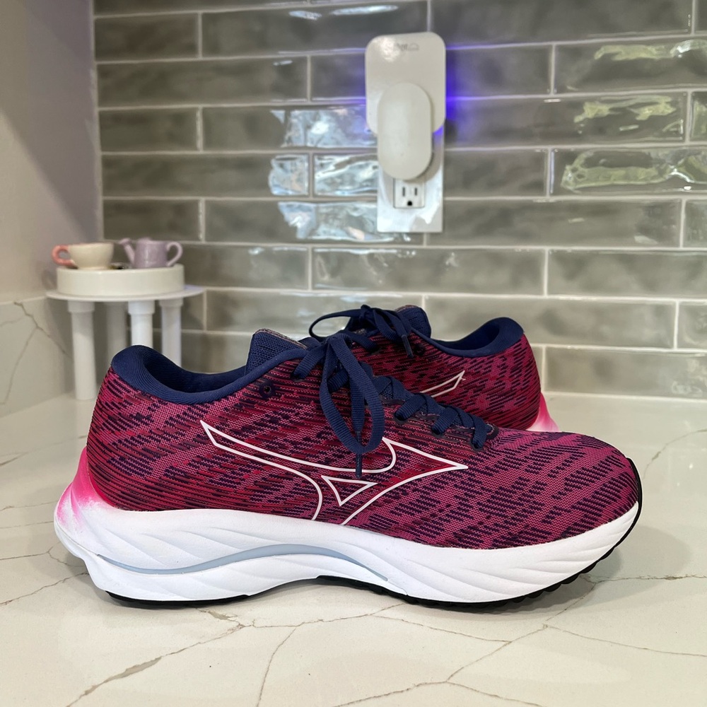 Mizuno Running Shoes. Women’s Size 8.5Color  FESTIVAL FUCHSIA - Picture 3 of 10